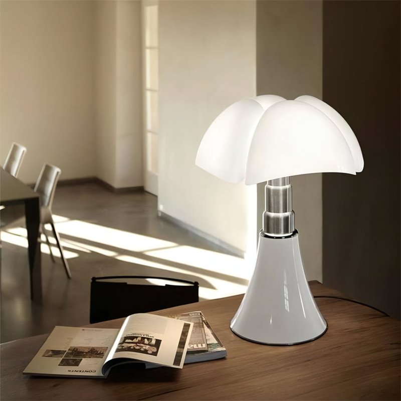 Lampe de bureau design italien blanc sur bureau en bois