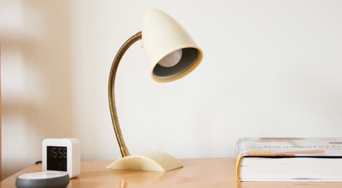 Lampe de bureau art déco sur bureau en bois