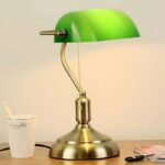 Lampe de banquier verte sur bureau maron