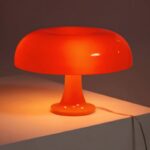 Lampe de bureau design italien en forme de champignon couleur orange sur bureau
