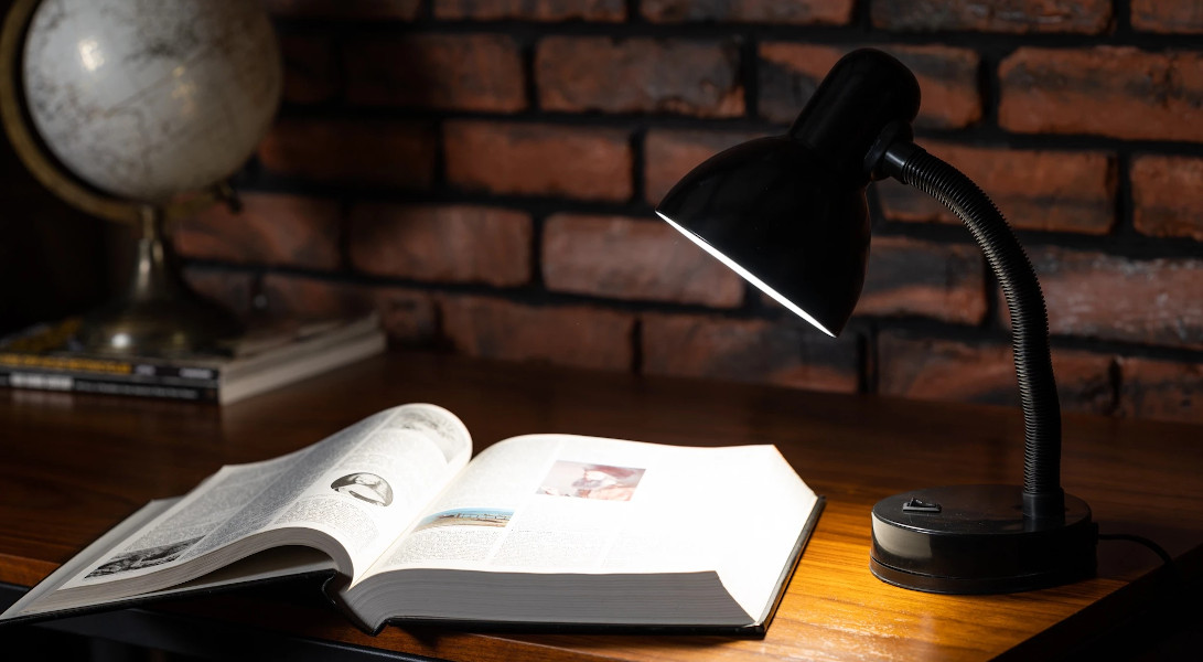 Lampe de bureau posée sur un bureau en bois