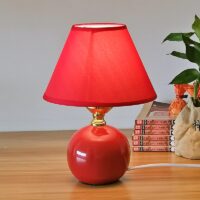 Petite lampe de table en céramique rouge sur fond gris