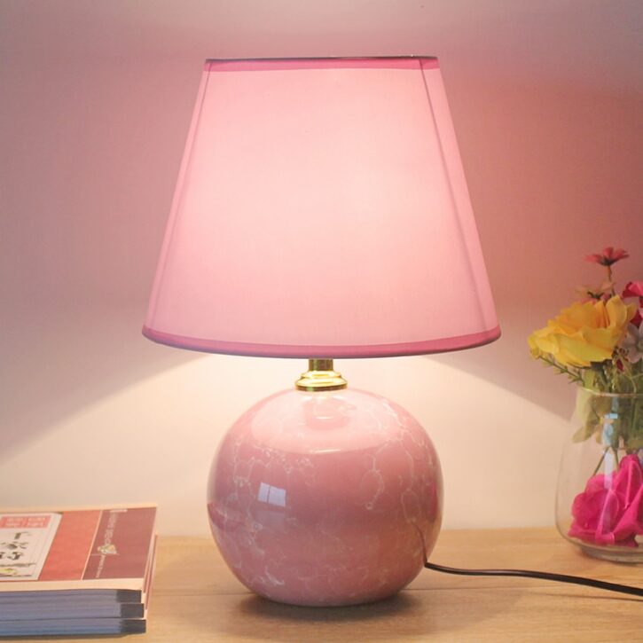 Lampe de table de chevet nordique en céramique rose sur fond rose