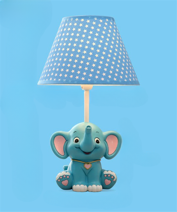 Sur un fond bleu on voit une lampe de bureau pour enfant éléphant bleu avec un abat-jour bleu à pois blanc.