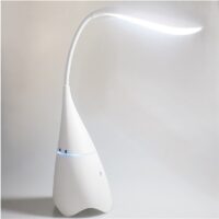 Lampe de table stéréo sans fil avec haut-parleur Bluetooth sur fond blanc