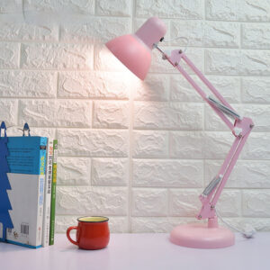 Lampe de bureau rose LED USB à bras long sur fond gris