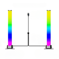 Sur un fond blanc on voit une double lampe de gamer en forme de barre lumineuse multicolore.