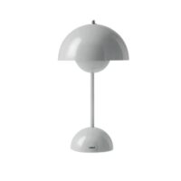 Lampe de table LED sans fil en bouton de fleur nordique sur fond blanc