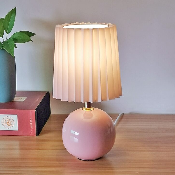 Mini lampe de table décorative en céramique rose sur fond gris