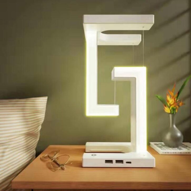Lampe LED de table avec chargeur sans fil sur fond vert