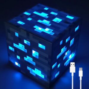 On peut voir une lampe en forme de cube bleue alumée.