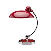 Lampe de table danoise rouge sur fond blanc